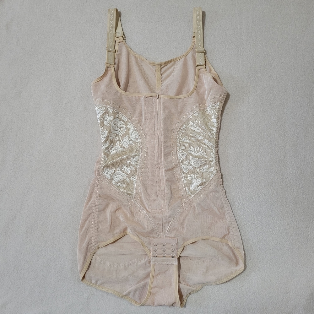 ✨️3/$9✨️ (NWOT) Apricot Zip Front Shapewear Bodysuit with Hook Closure